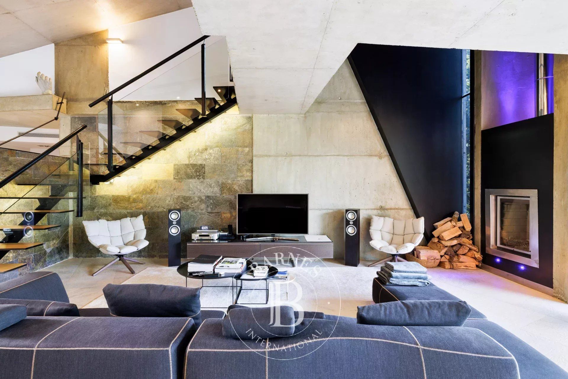 Sala d'estar de Casa adosada en venda en Donostia - San Sebastián  amb Calefacció, Terrassa i Piscina