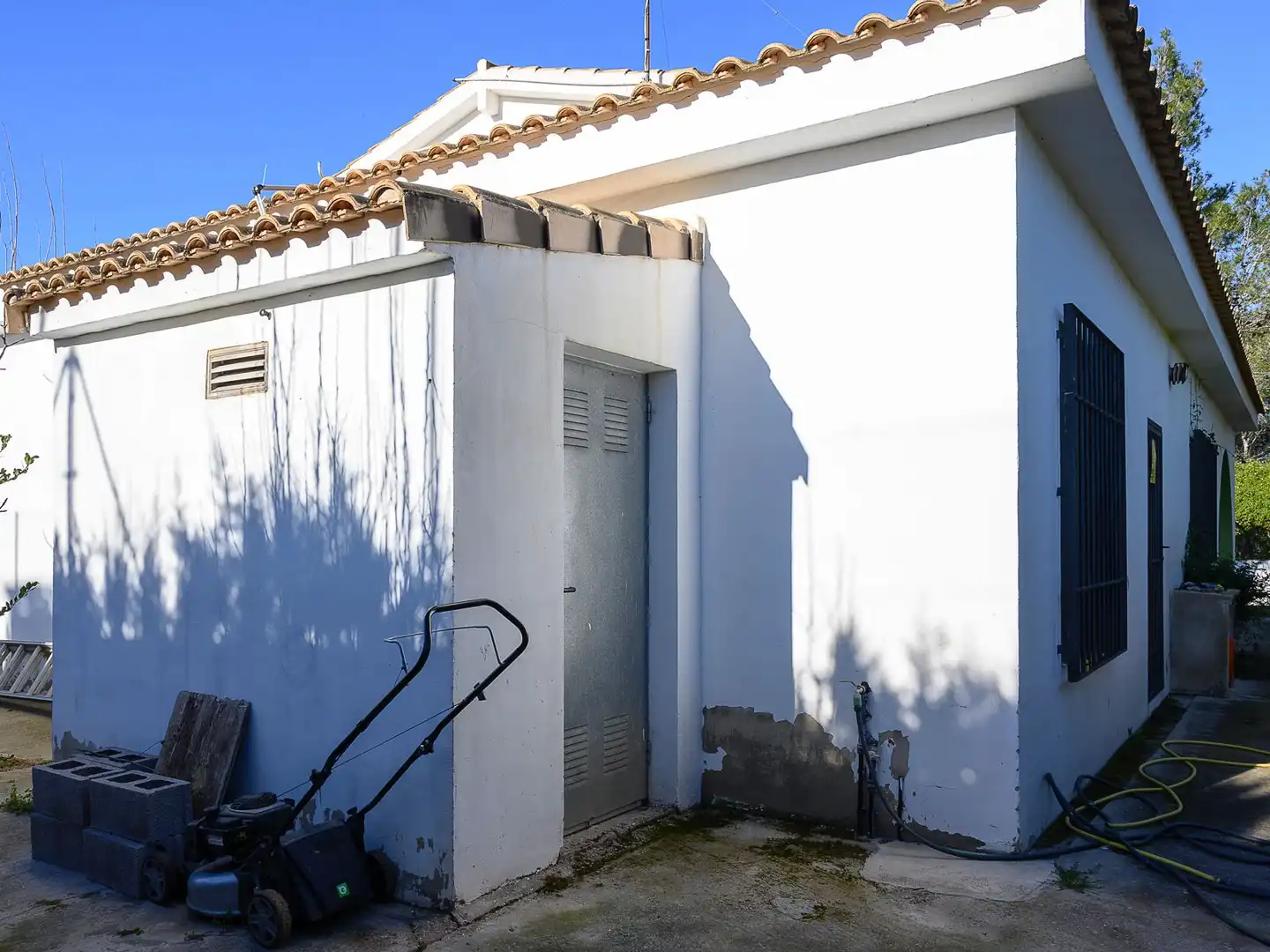Vista exterior de Casa o xalet de lloguer en Manises amb Calefacció, Jardí privat i Moblat