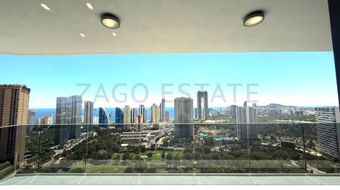 Exclusivo piso en planta alta con vistas al golf y al mar en Benidorm