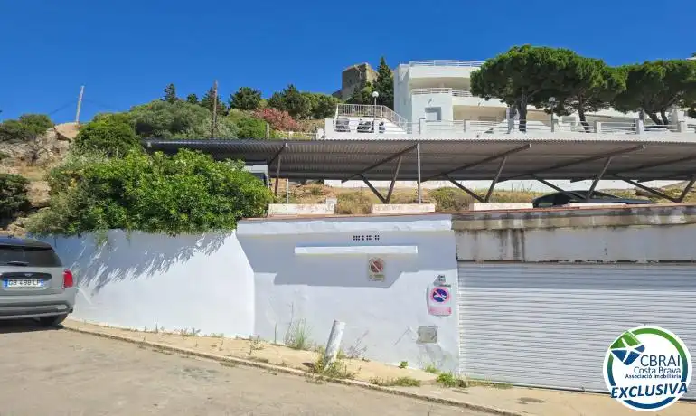 Vista exterior de Pis en venda en Roses amb Terrassa i Piscina comunitària
