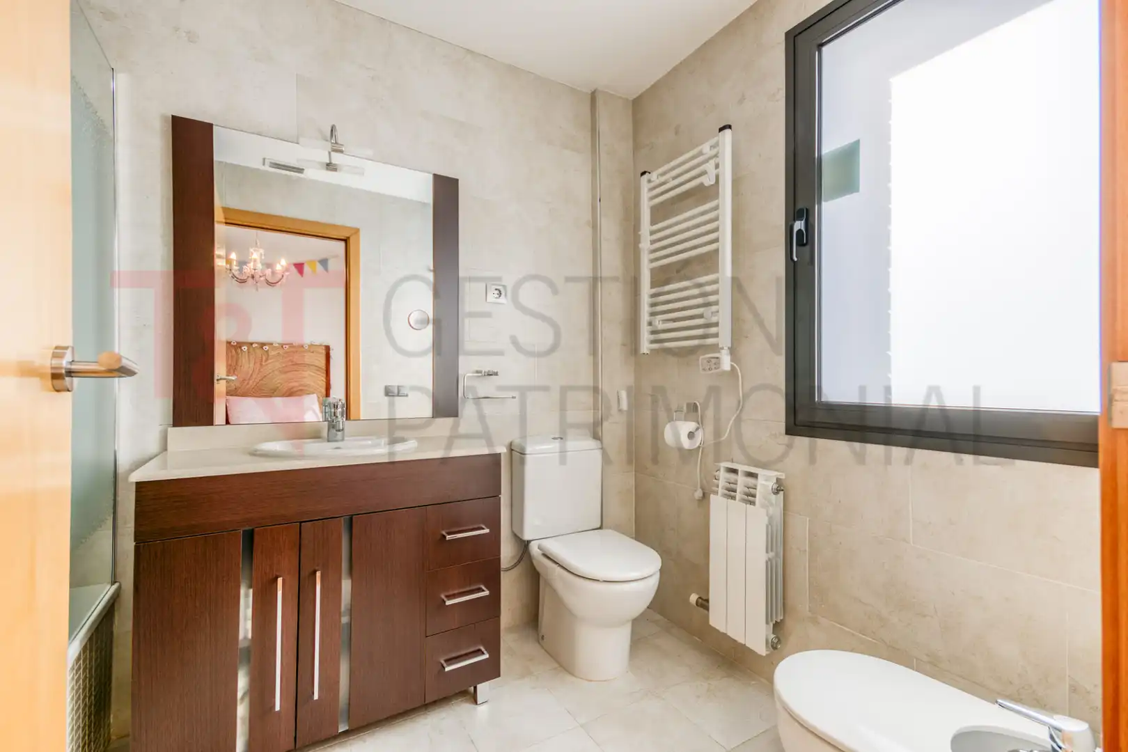 Badezimmer von Einfamilien-Reihenhaus zum Verkauf in El Masnou mit Klimaanlage, Heizung und Terrasse