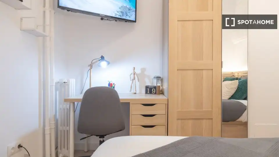 Bedroom of Flat for rent in Madrid  with Air Conditioner, Heating and Furnished