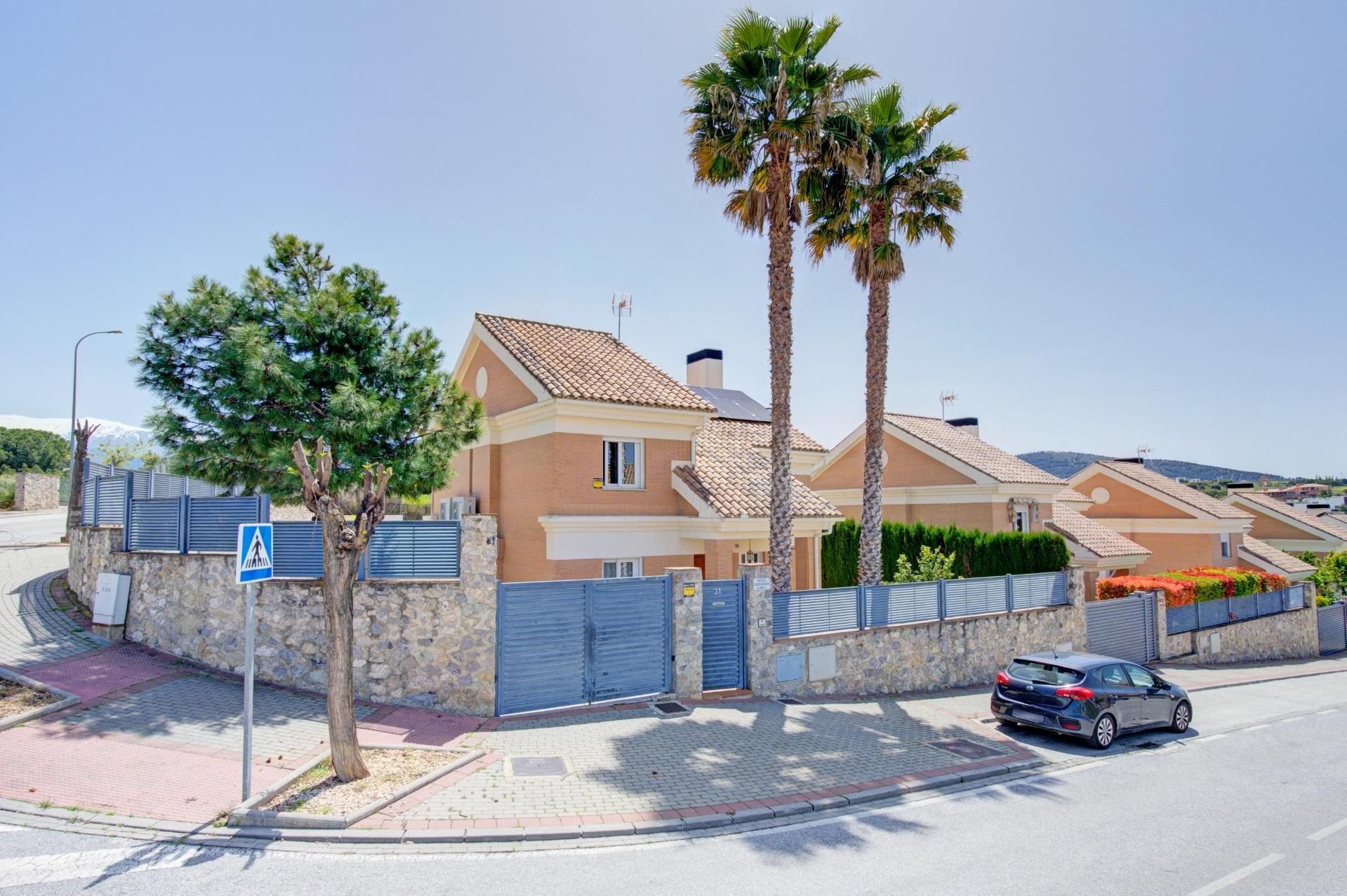 Exterior view of House or chalet for sale in Otura  with Air Conditioner, Heating and Private garden