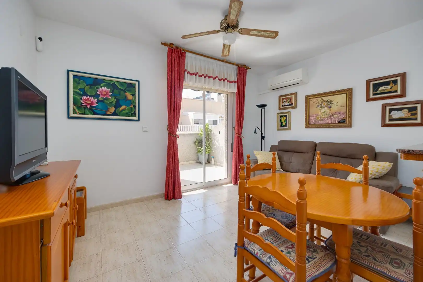 Sala de estar de Ático en venta en Torrevieja con Aire acondicionado, Terraza y Amueblado