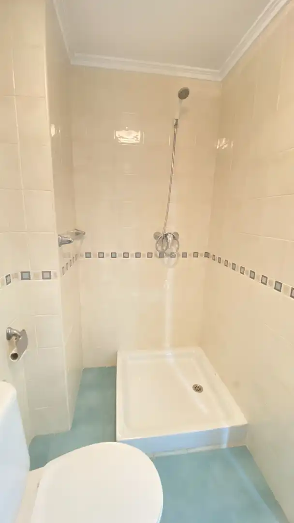 Badezimmer von Wohnung zum Verkauf in Los Corrales de Buelna  mit Heizung, Parkett und Möbliert