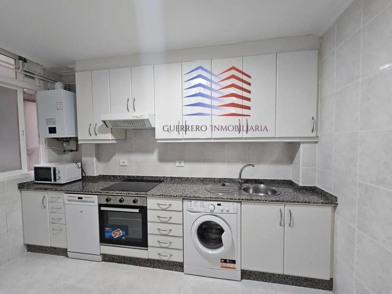 Cocina de Piso de alquiler en Ourense Capital  con Calefacción, Parquet y Alarma