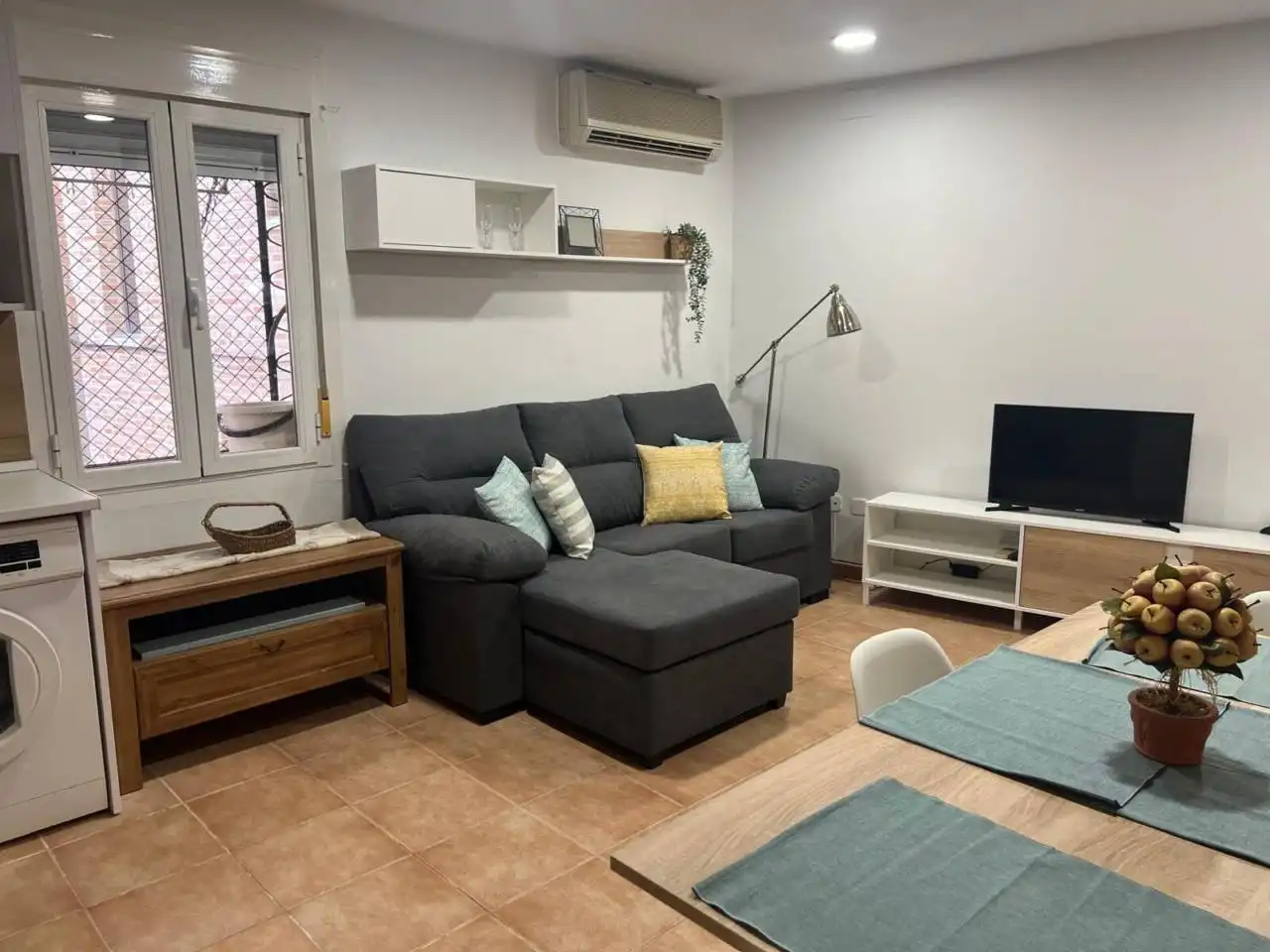 Living room of Flat for rent in Toledo  with Air Conditioner, Heating and Furnished