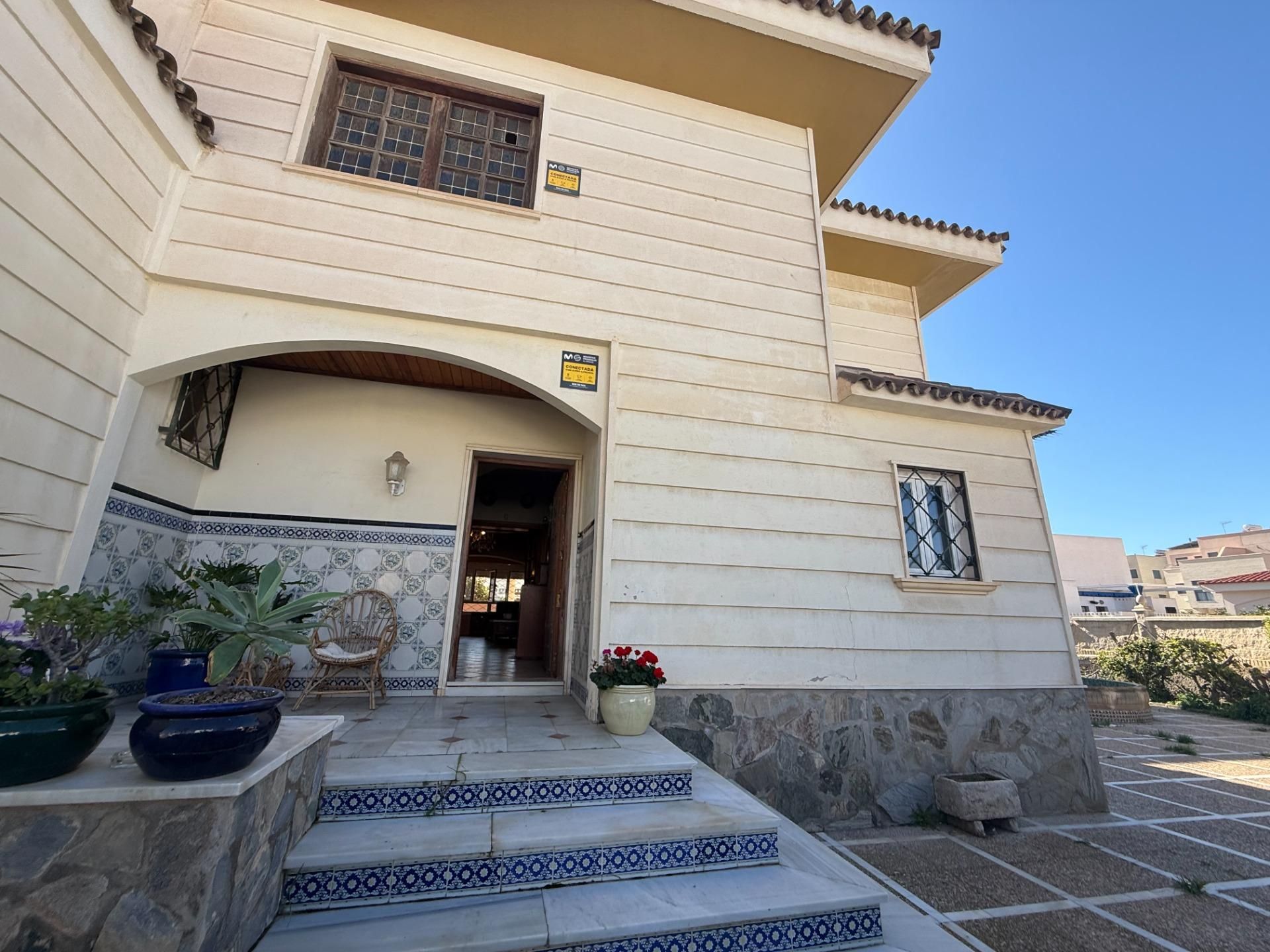 Vista exterior de Casa o xalet en venda en  Almería Capital amb Aire condicionat, Jardí privat i Terrassa