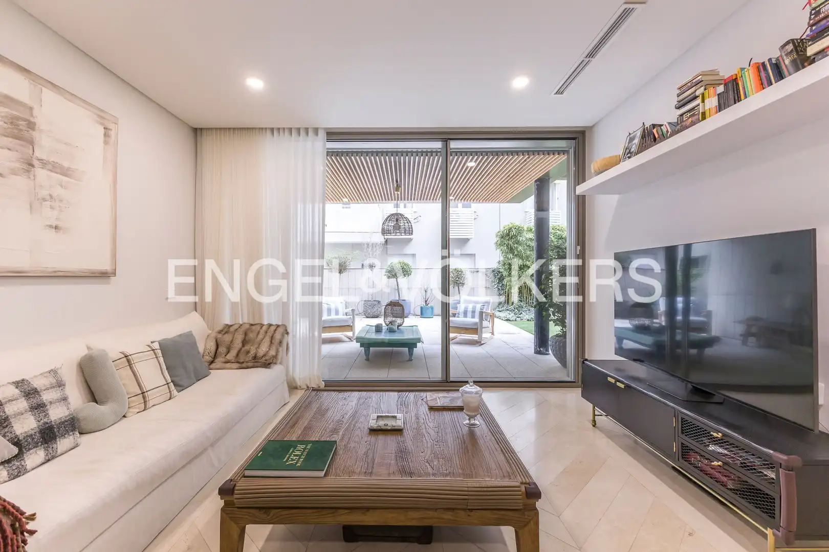 Sala d'estar de Apartament en venda en Madrid amb Calefacció, Jardí privat i Traster