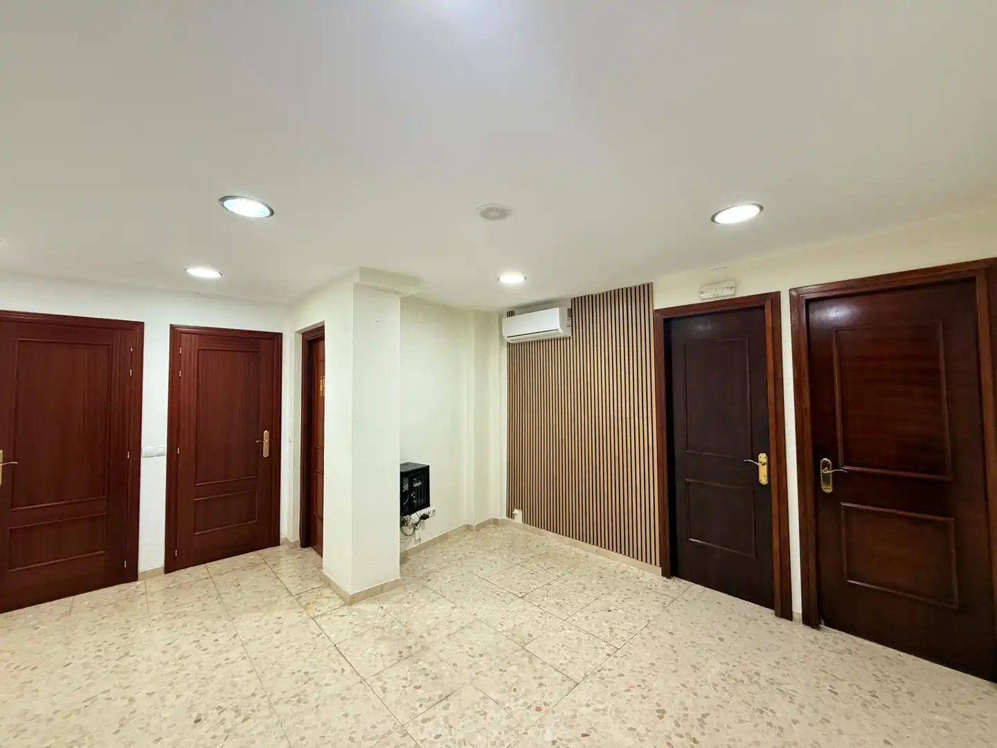 Office for rent in Marbella  with Air Conditioner and Balcony