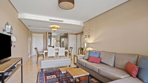Bajo Exclusivo con Vistas al Golf y Jardín Privado en Los Roble, imatge 2