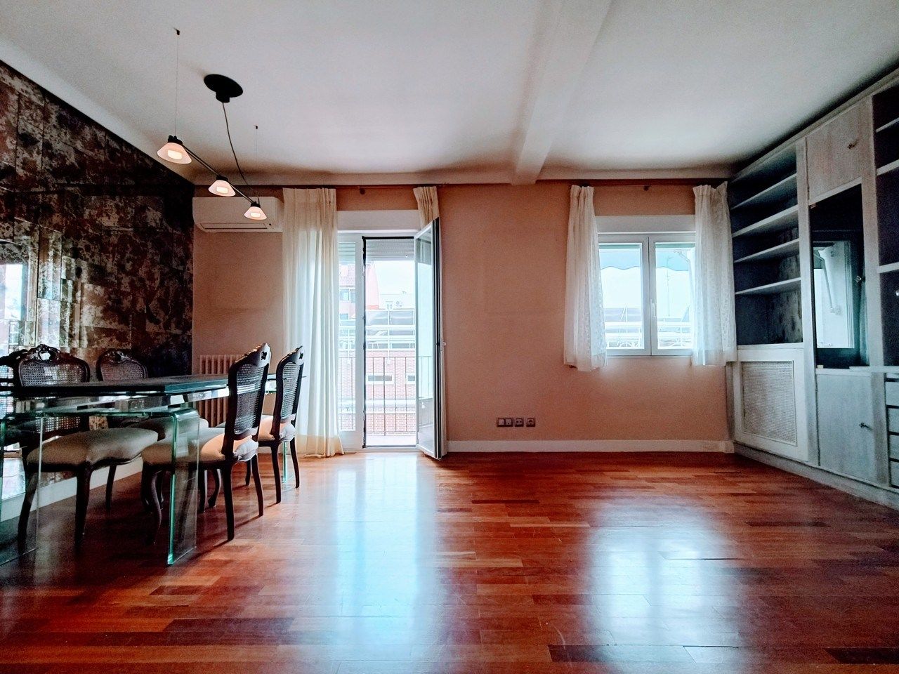 Dining room of Flat to rent in  Madrid Capital  with Air Conditioner, Heating and Parquet flooring