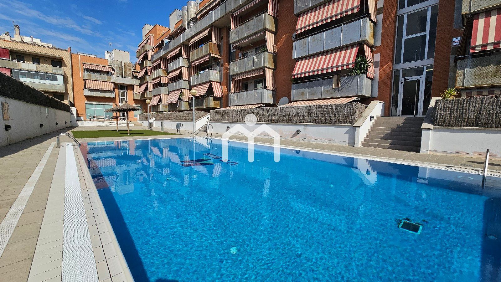 Piscina de Pis en venda en Badalona amb Aire condicionat, Calefacció i Terrassa