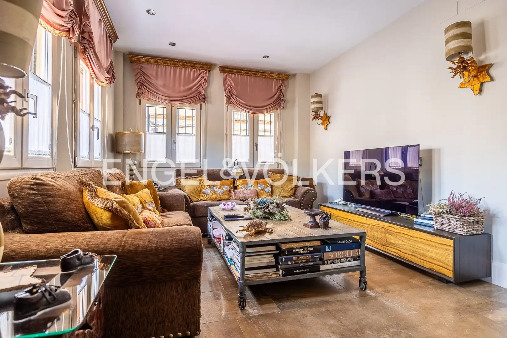 Living room of Detached homes for sale in Sevilla  with Air Conditioner, Heating and Storage room