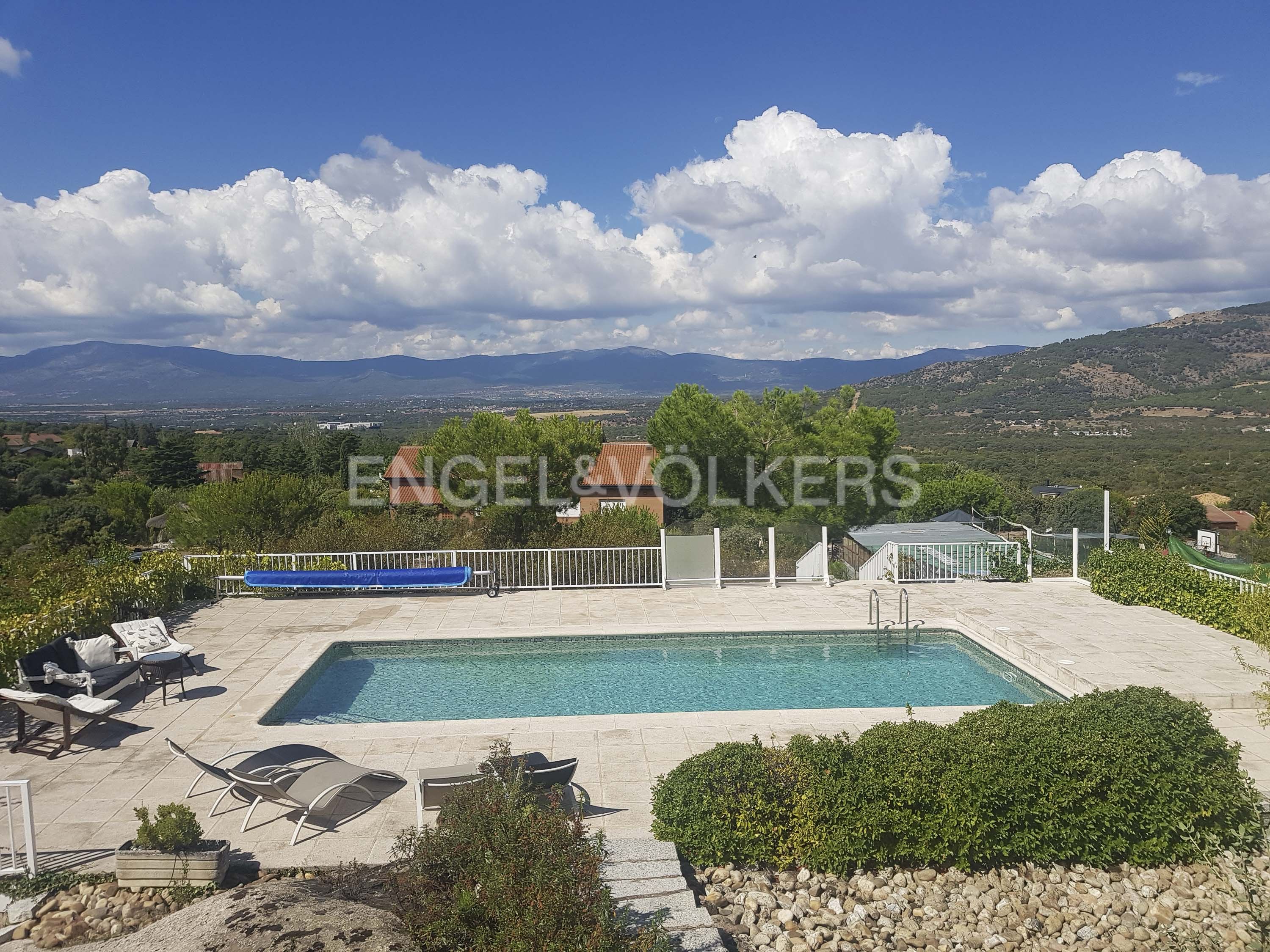 Piscina de Casa o xalet en venda en Collado Villalba amb Aire condicionat, Calefacció i Jardí privat