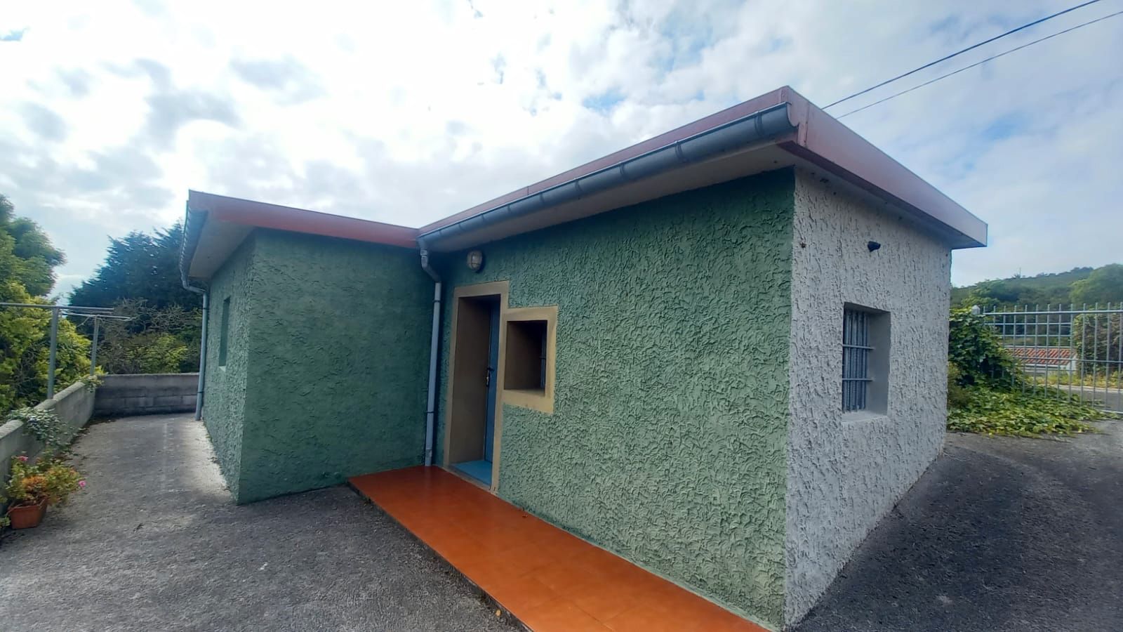 Vista exterior de Casa o xalet en venda en Siero amb Jardí privat, Terrassa i Traster