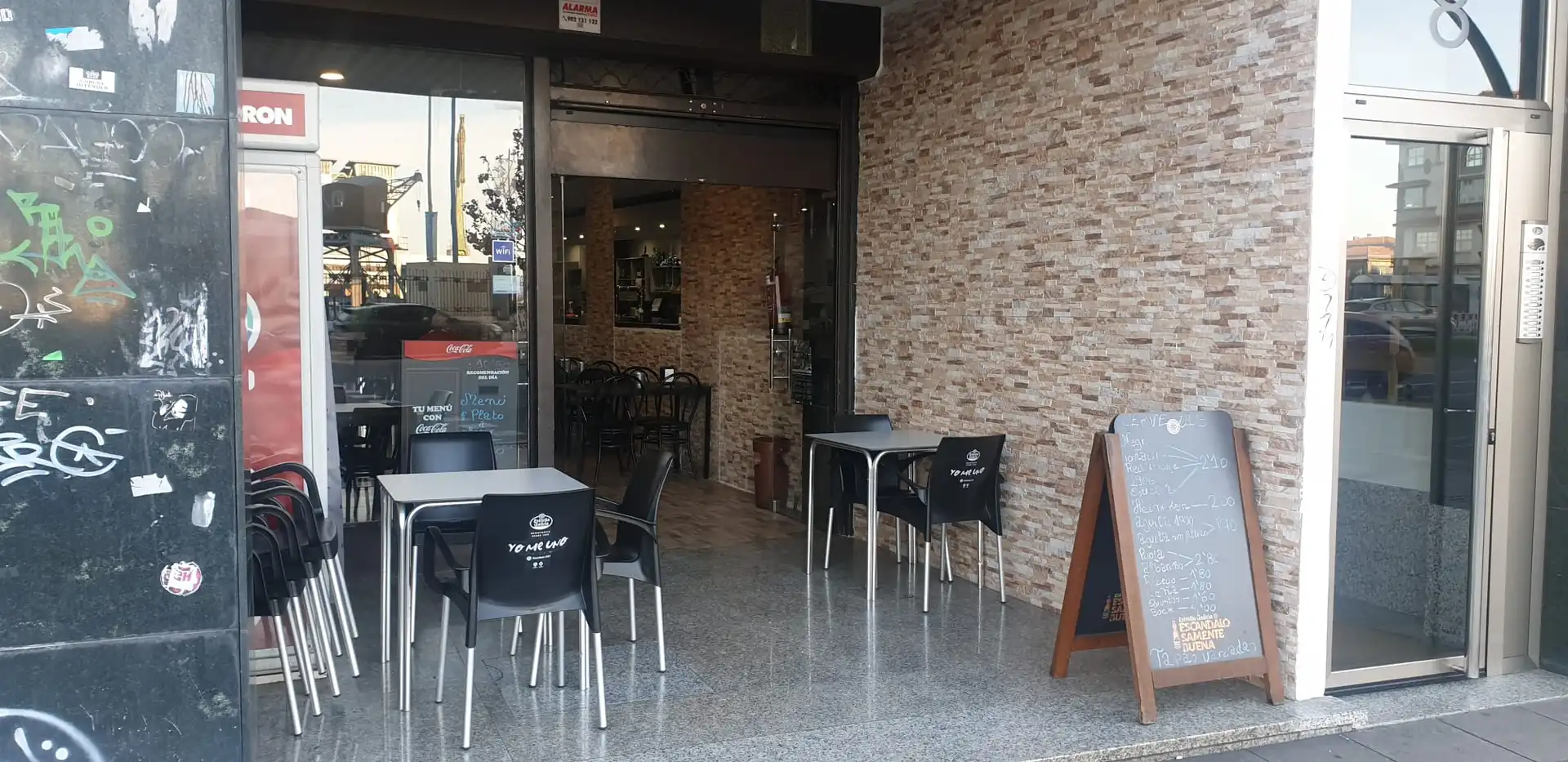 Local en traspaso en Avenida Linares Rivas, Ensanche