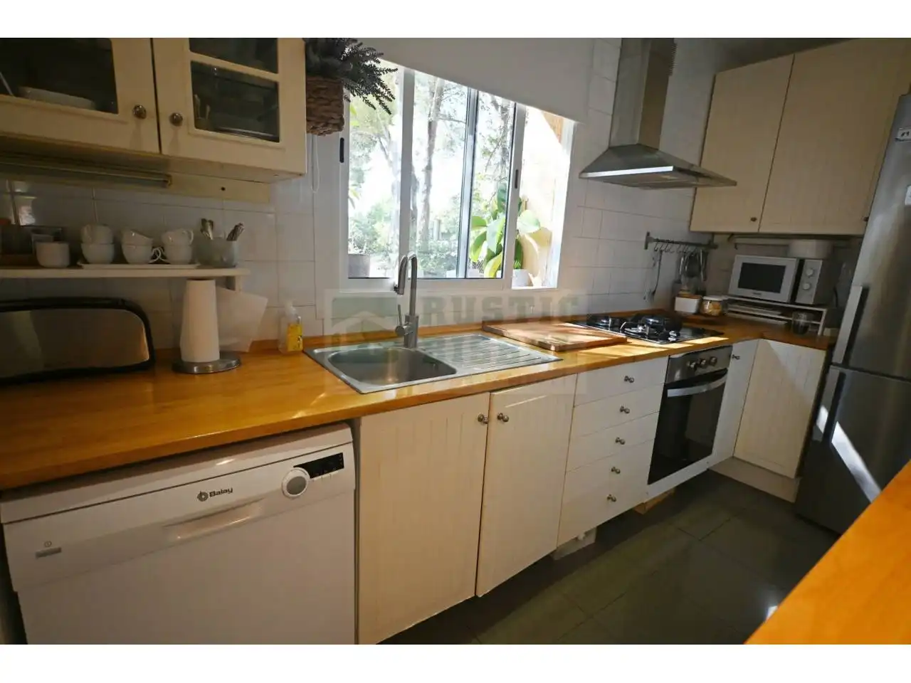 Casa amb jardí en venda a Calle Suïssa, imagen 10