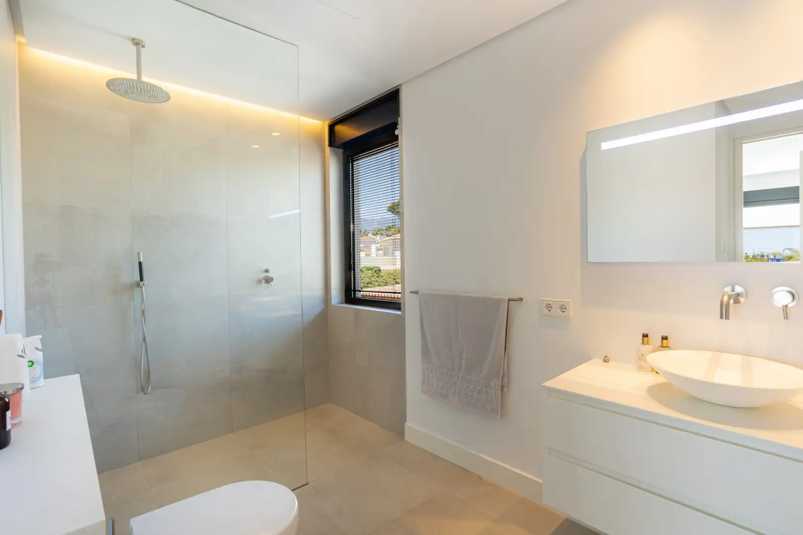 Bany de Casa o xalet en venda en Marbella amb Aire condicionat, Jardí privat i Terrassa