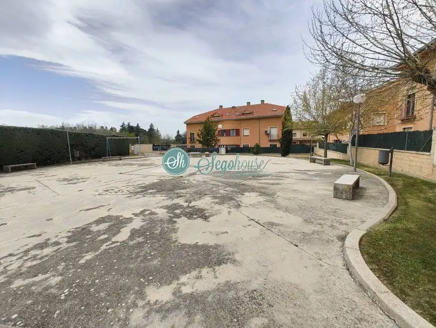 Piso en venta en Torrecaballeros con Calefacción, Terraza y Amueblado