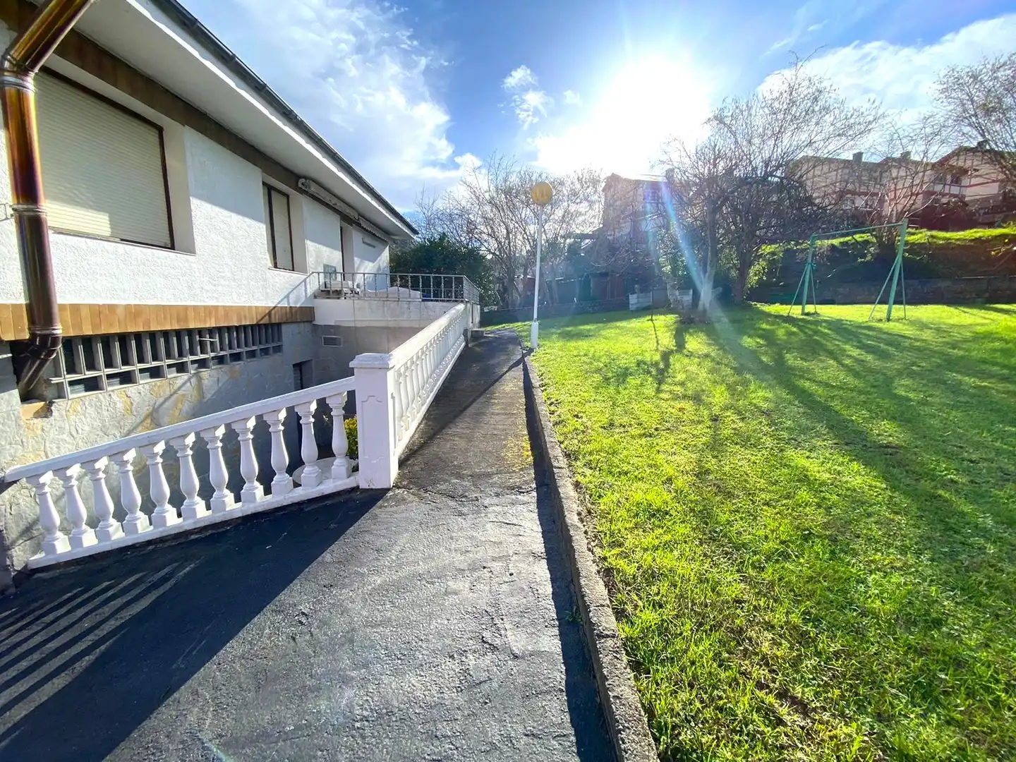 Vista exterior de Casa o xalet en venda en Castro-Urdiales amb Calefacció, Jardí privat i Parquet