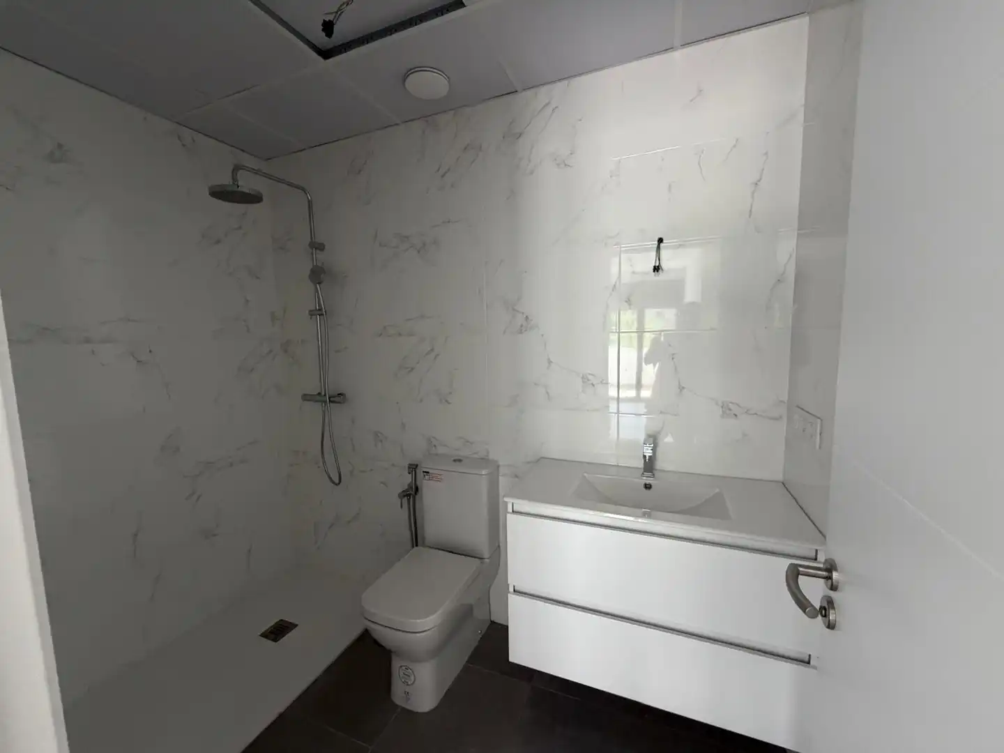 Badezimmer von Wohnung zur Miete in Granada mit Klimaanlage, Heizung und Terrasse