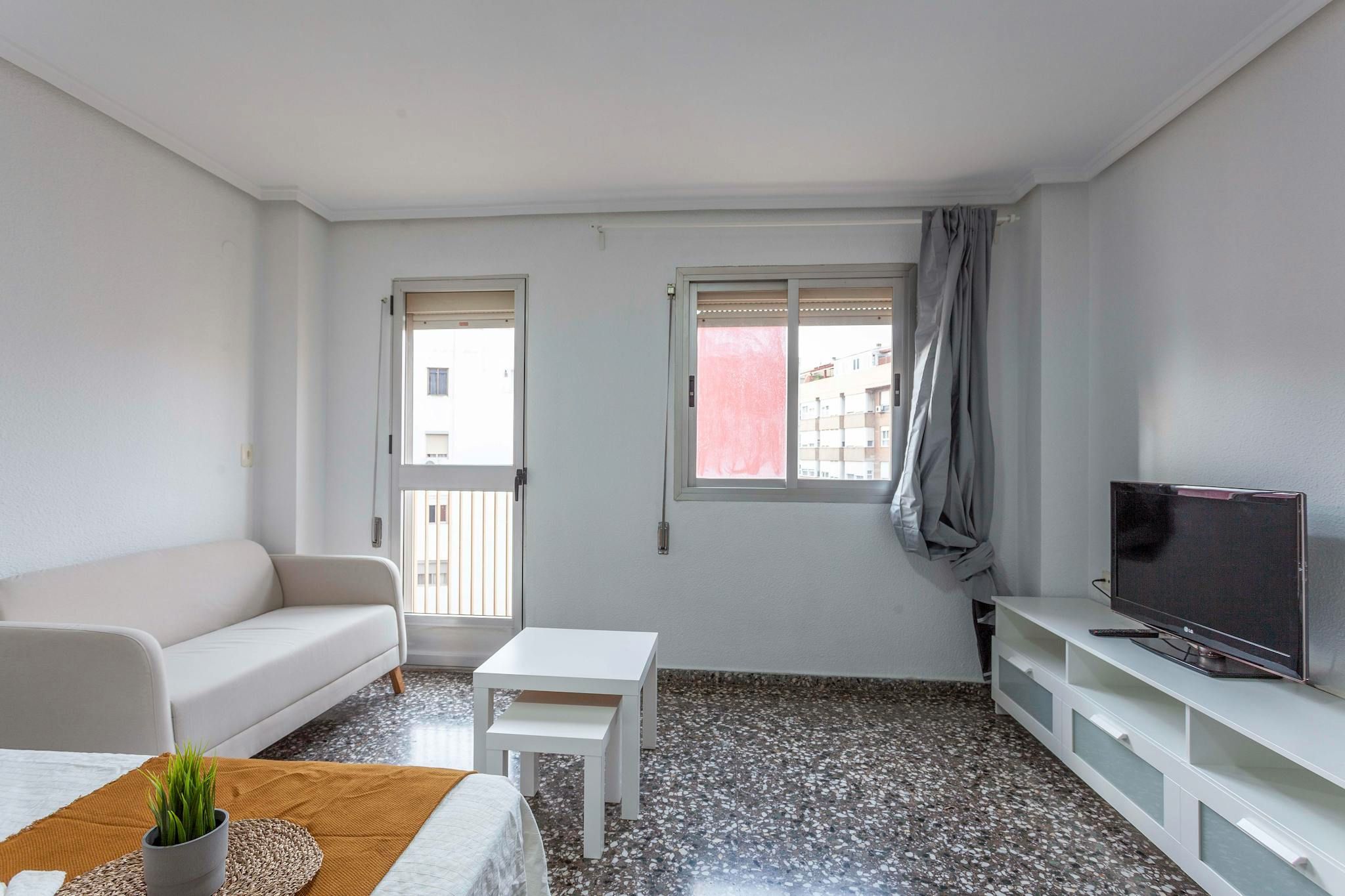 Dormitori de Pis per a compartir en  Valencia Capital amb Rentadora, TV i Balcó