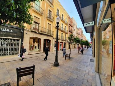 Oficina amb ascensor en venda a Calle August