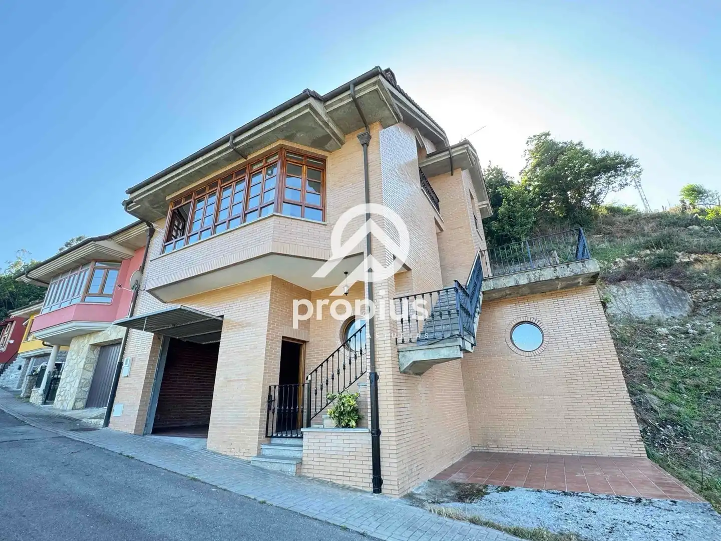 Vista exterior de Casa adosada en venta en Piloña con Calefacción, Jardín privado y Parquet
