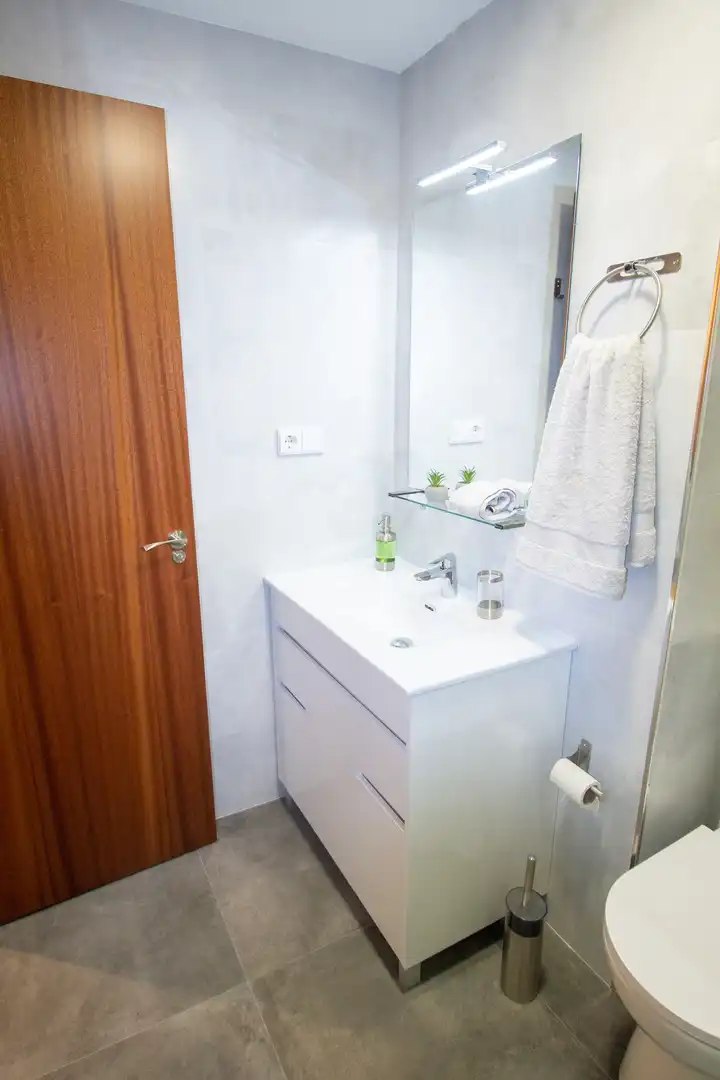 Baño de Piso de alquiler en Gijón  con Calefacción, Terraza y Trastero