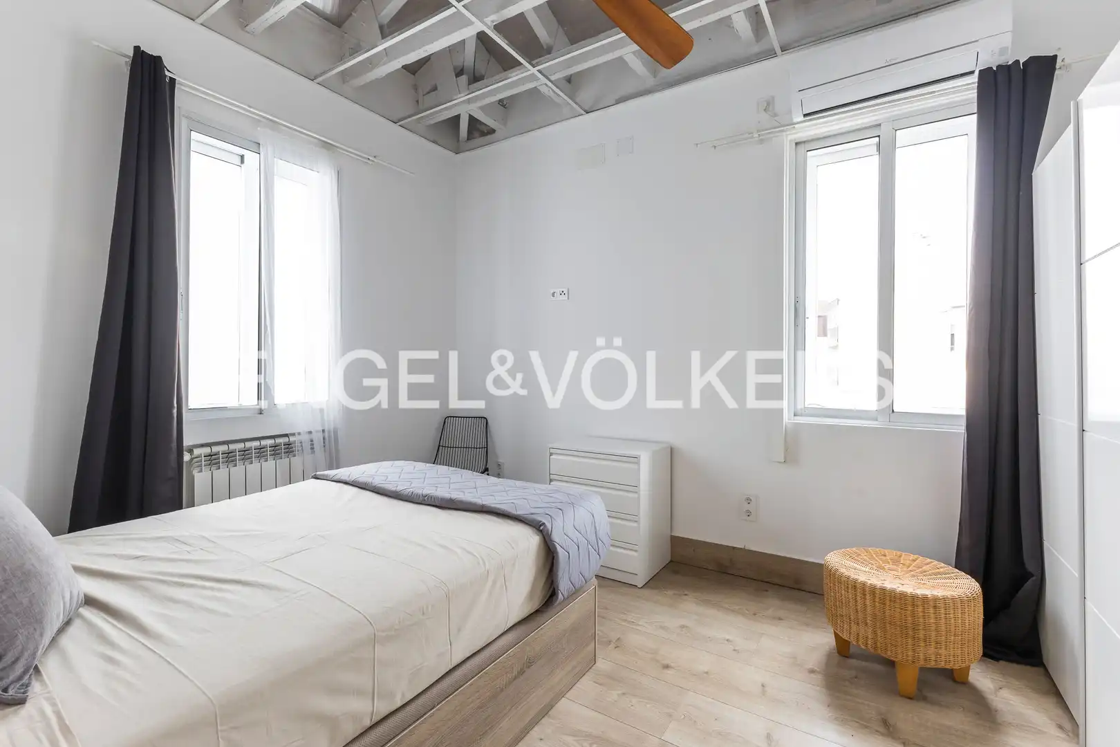 Schlafzimmer von Dachboden zur Miete in Madrid mit Klimaanlage, Heizung und Parkett