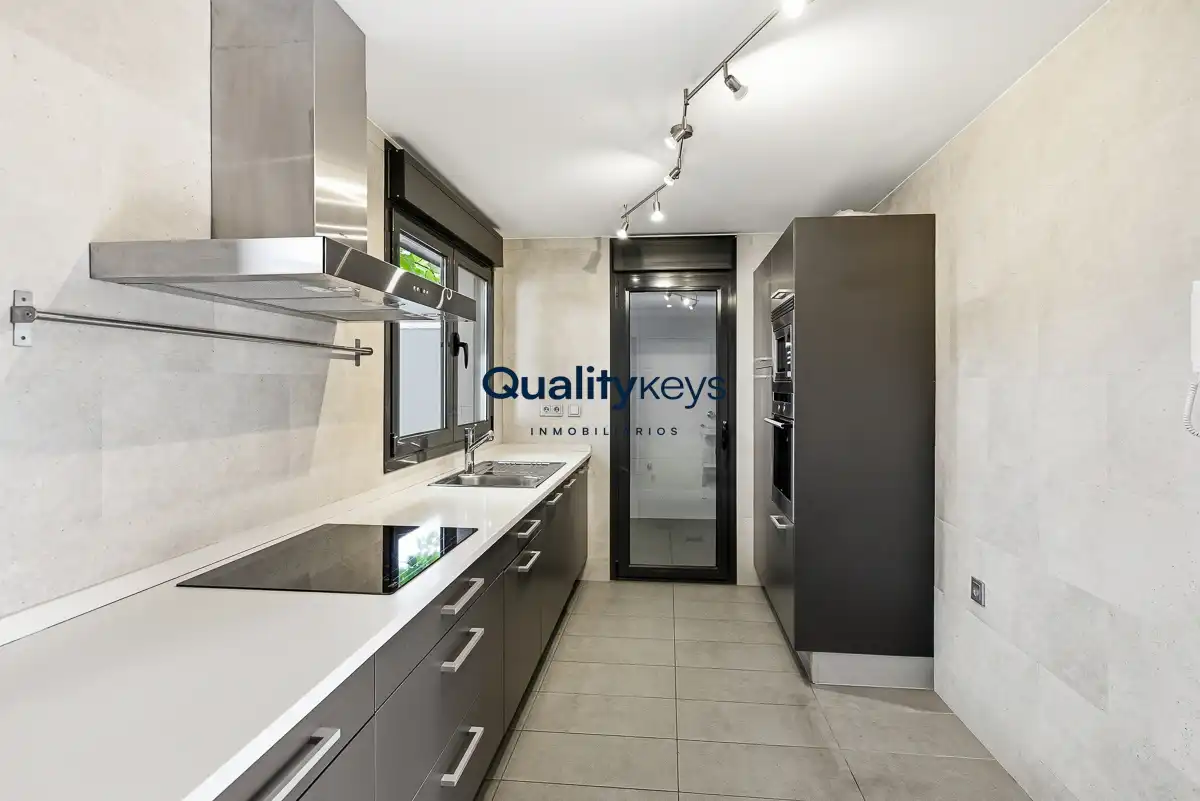Cocina de Casa o chalet en venta en Madrid con Aire acondicionado, Calefacción y Jardín privado