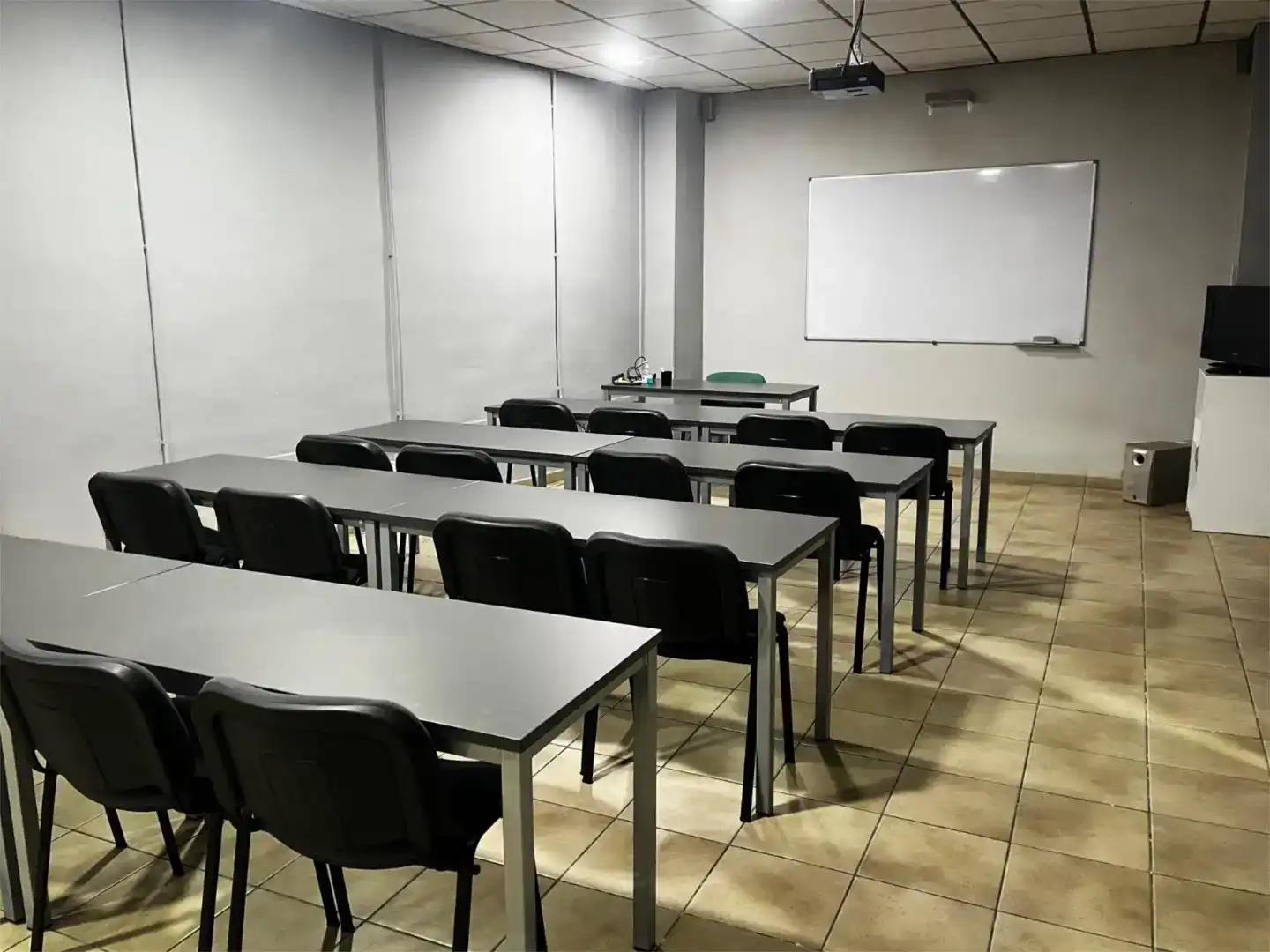 Geschaftsraum zur Miete in Linares mit Klimaanlage und Möbliert
