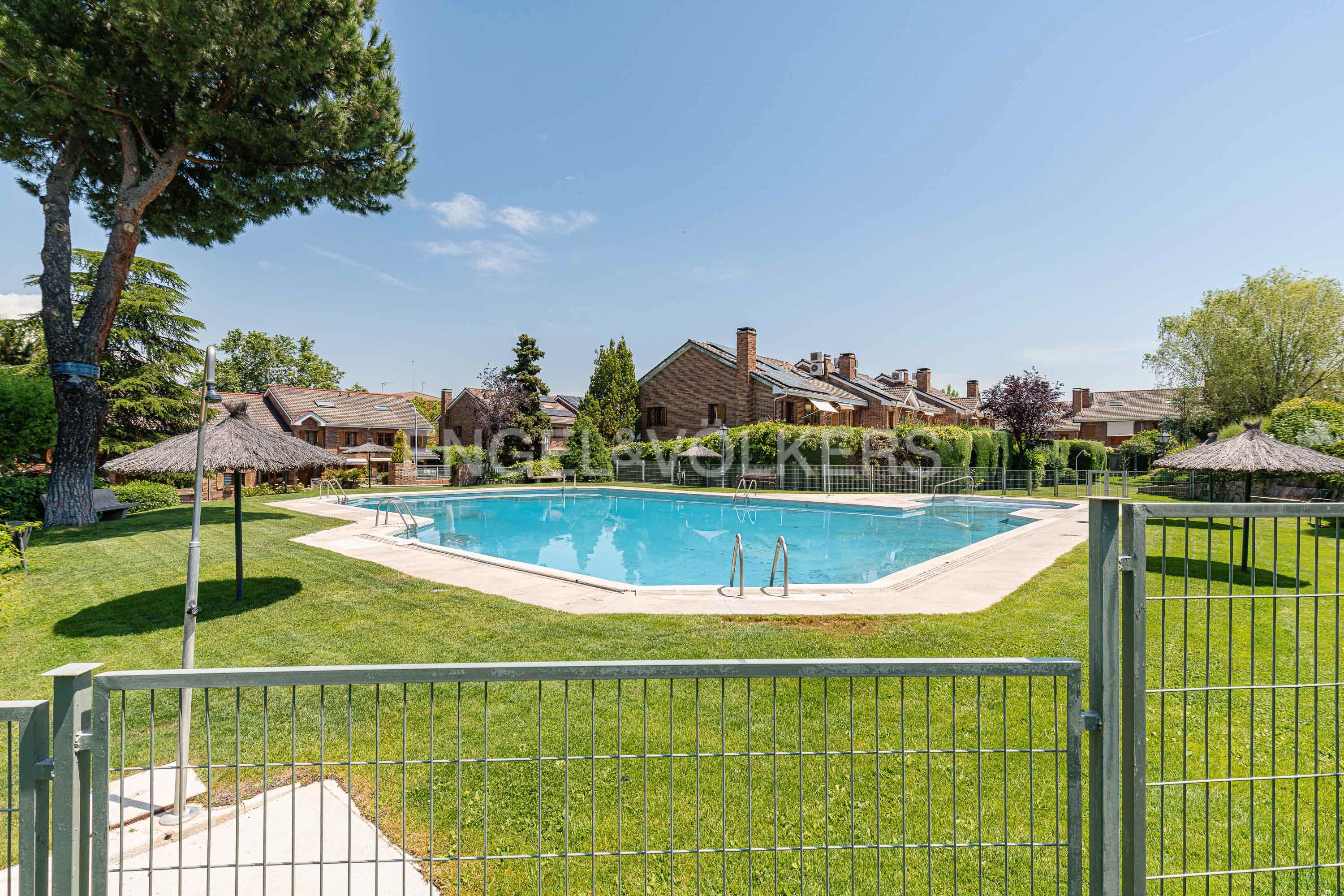 Piscina de Casa o xalet en venda en Majadahonda amb Aire condicionat, Calefacció i Jardí privat
