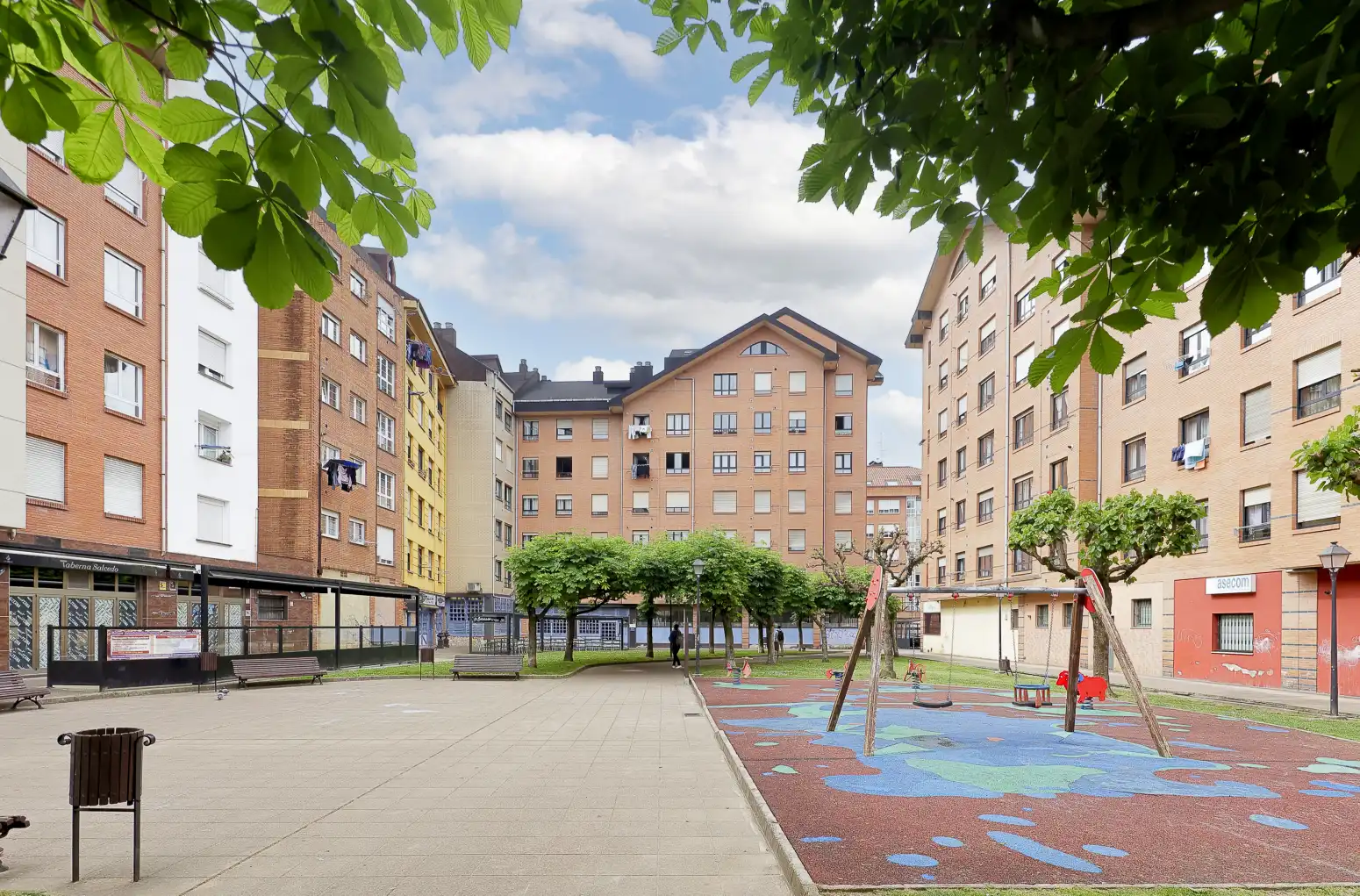 Vista exterior de Pis en venda en Oviedo  amb Calefacció, Parquet i Traster
