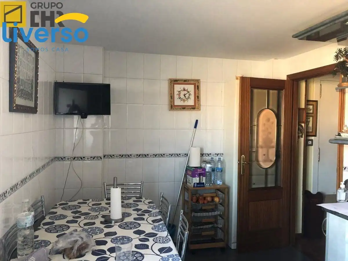 Cuina de Casa adosada en venda en Alfoz de Quintanadueñas amb Calefacció, Parquet i Terrassa