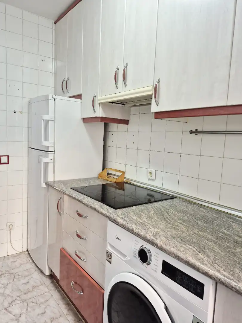 Cuina de Pis de lloguer en Madrid amb Aire condicionat, Calefacció i Moblat