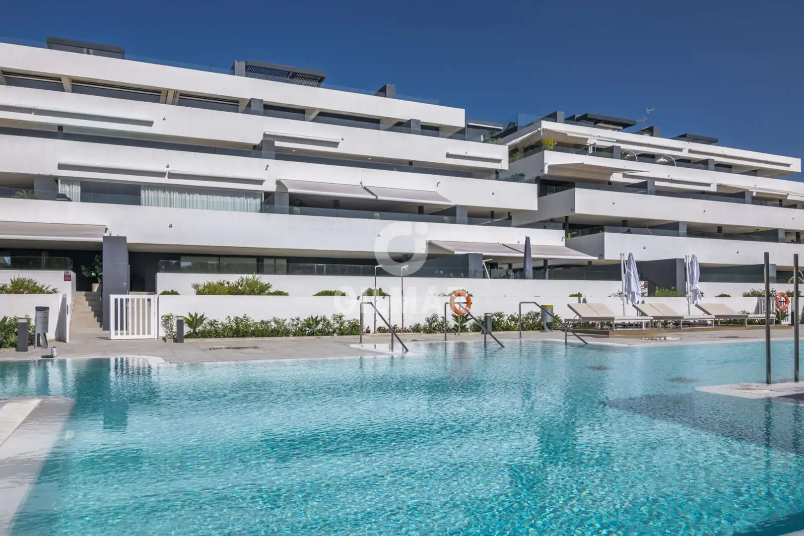 Vista exterior de Apartament en venda en Estepona amb Calefacció, Traster i Piscina