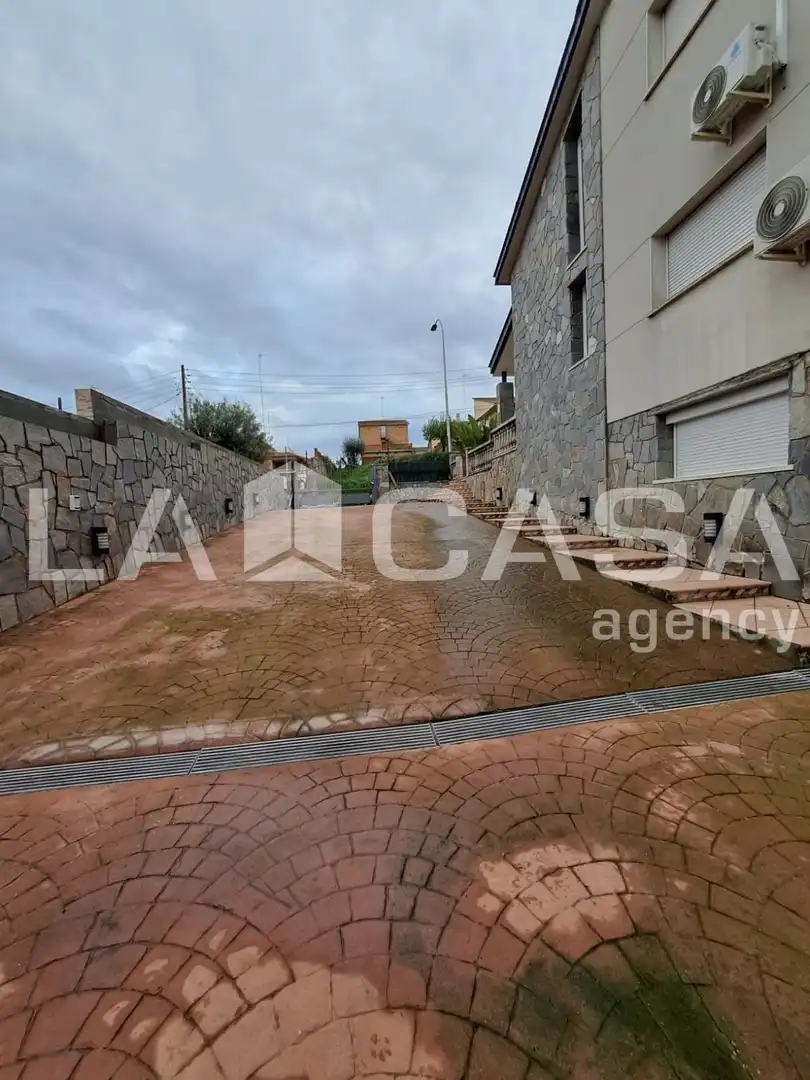 Aparcament de Casa o xalet en venda en Terrassa amb Terrassa i Piscina