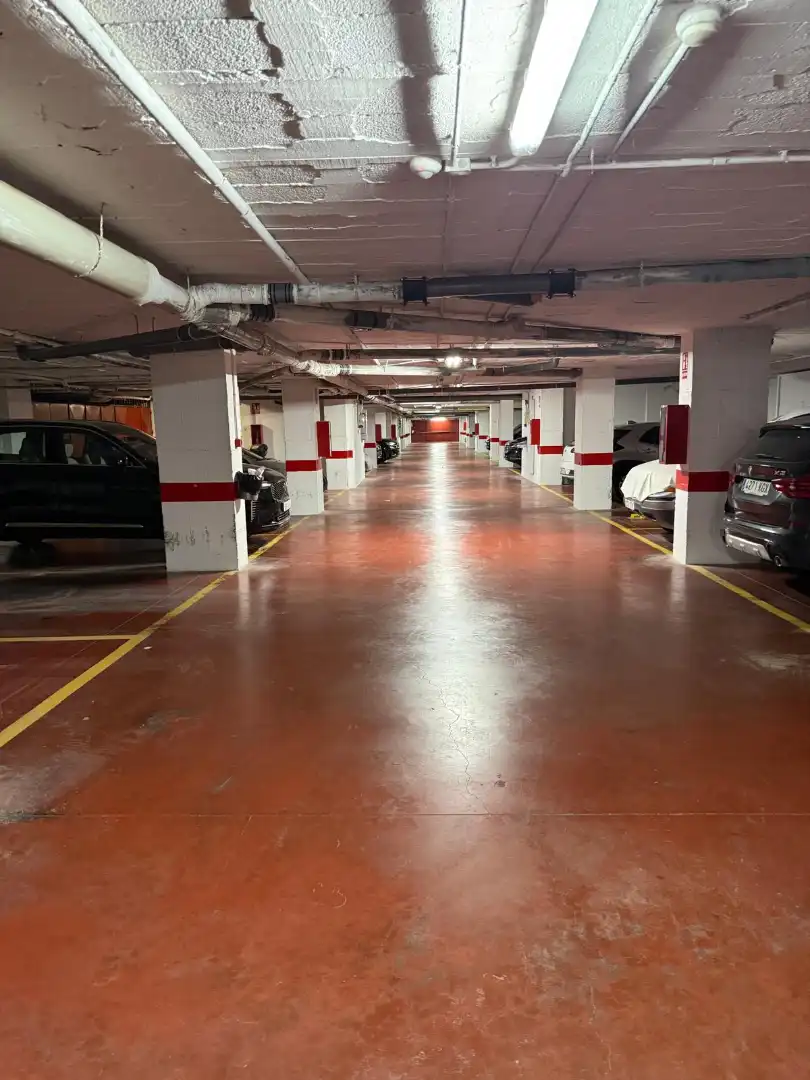Aparcament de Apartament de lloguer en Fuengirola amb Aire condicionat, Calefacció i Jardí privat