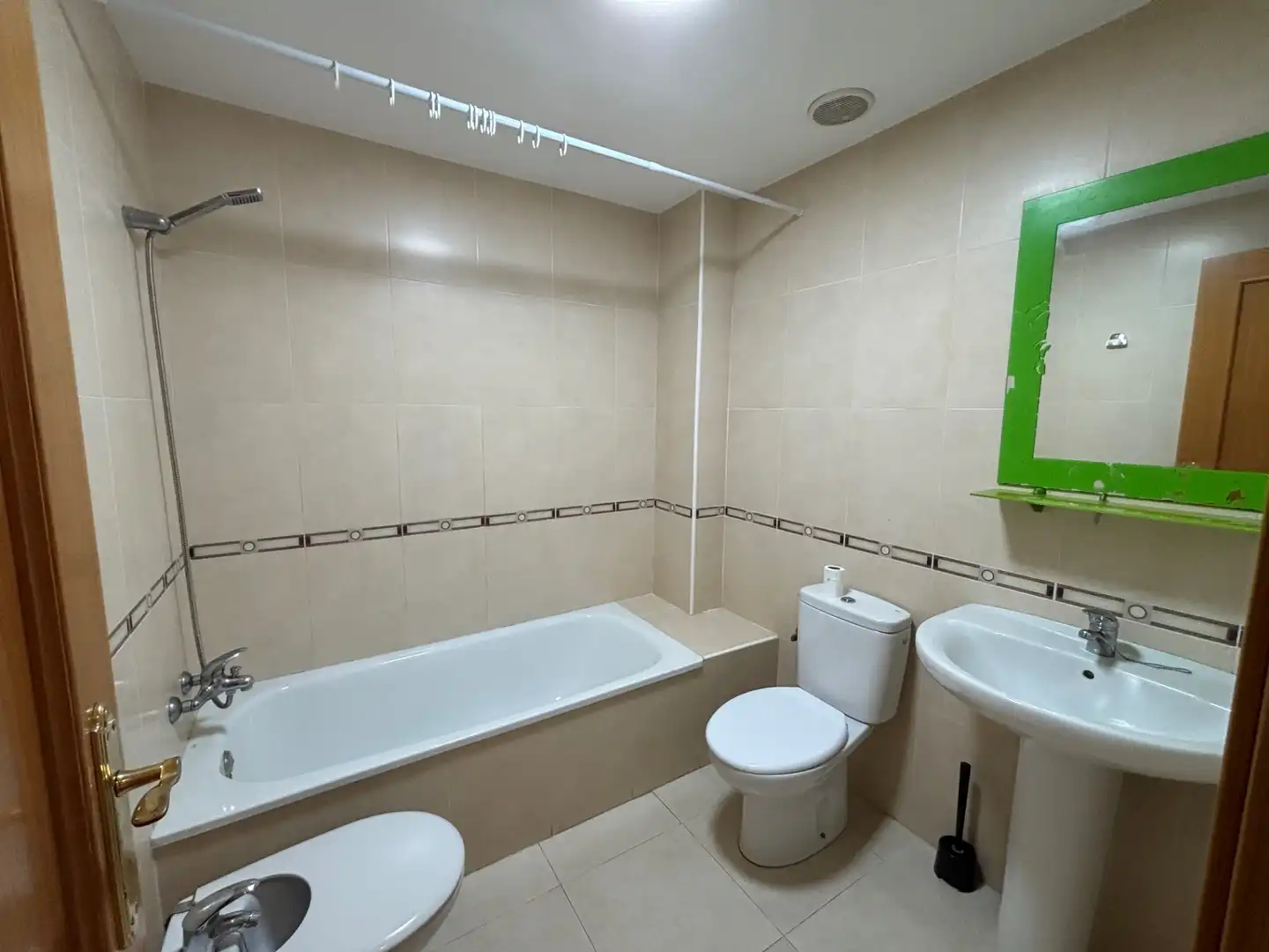 Bathroom of Flat for sale in Alginet  with Air Conditioner, Terrace and Oven