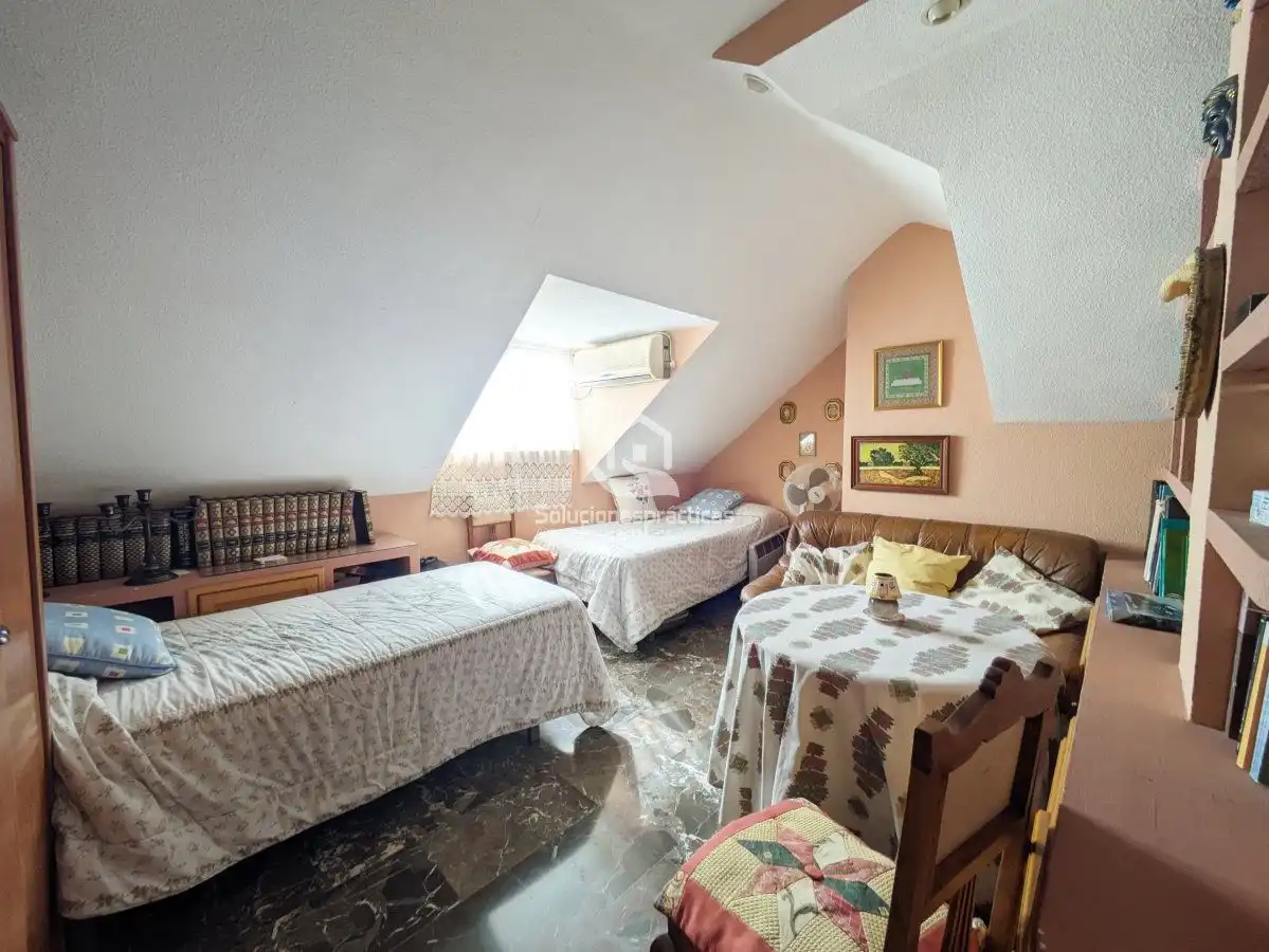 Dormitori de Casa o xalet en venda en Jaén amb Aire condicionat, Terrassa i Traster
