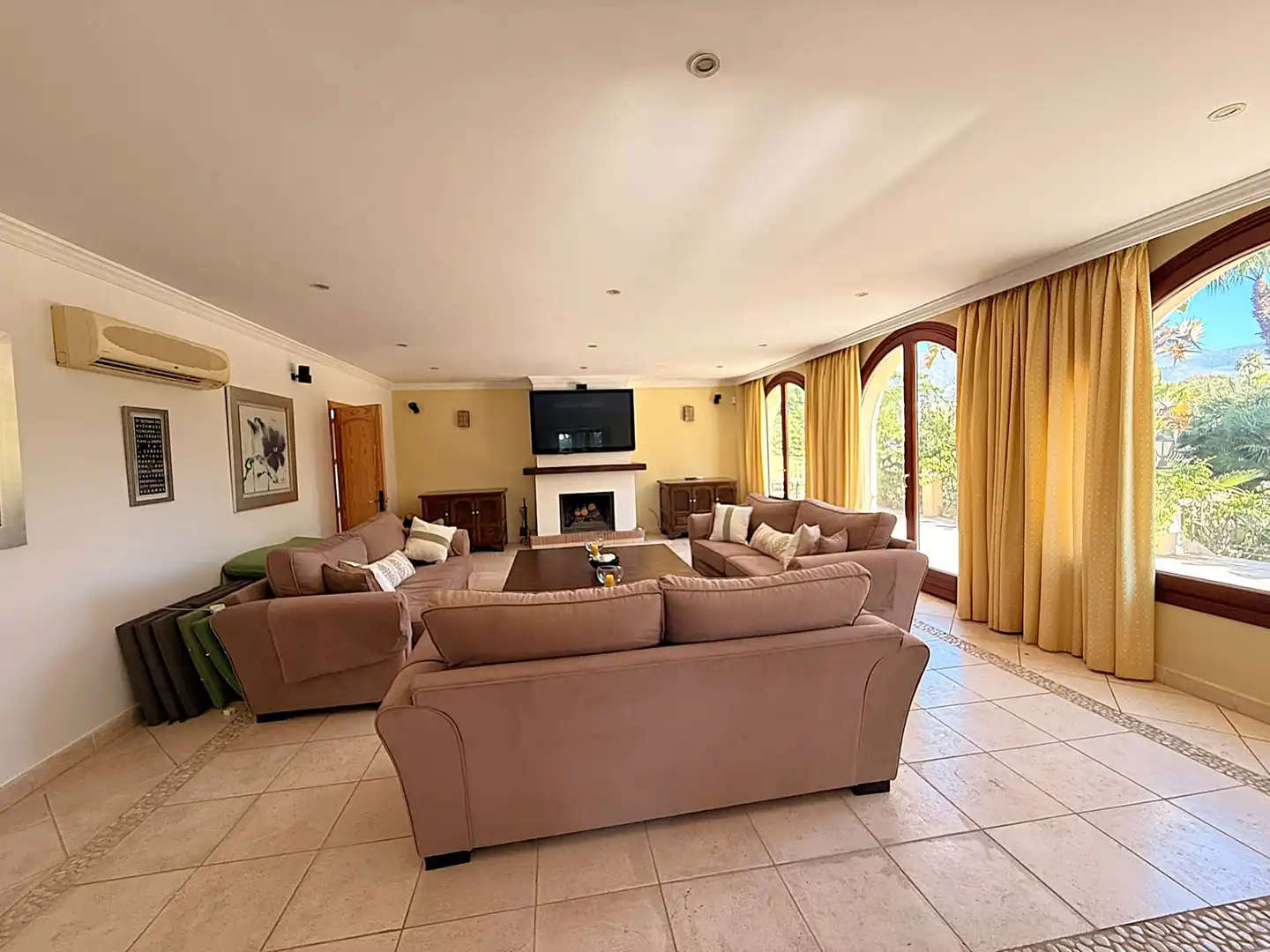 Sala d'estar de Casa o xalet en venda en Estepona amb Aire condicionat, Jardí privat i Terrassa