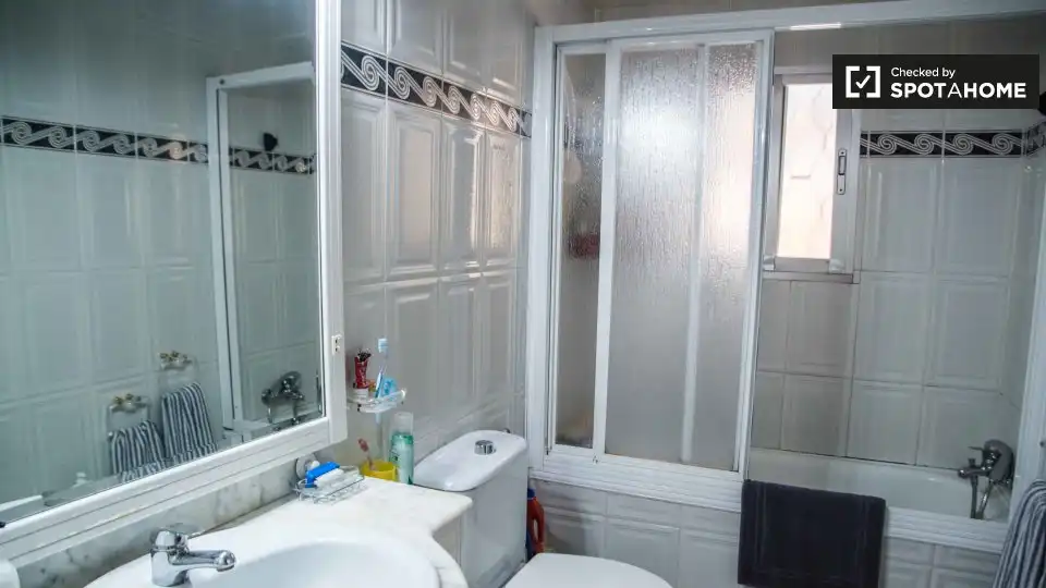 Bathroom of Flat for rent in Valencia  with Air Conditioner, Heating and Furnished