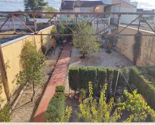 Jardí de Casa adosada en venda en Valderrubio amb Aire condicionat, Terrassa i Balcó