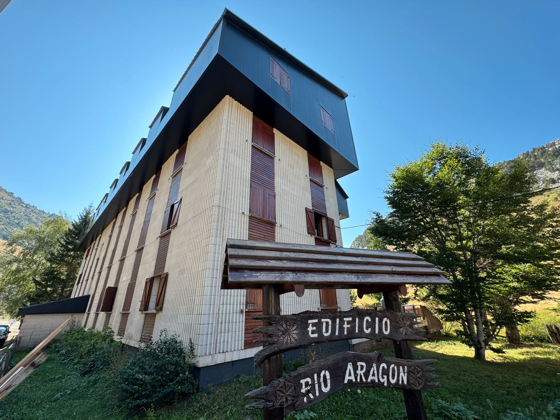 Vista exterior de Àtic en venda en Aisa amb Calefacció, Parquet i Traster