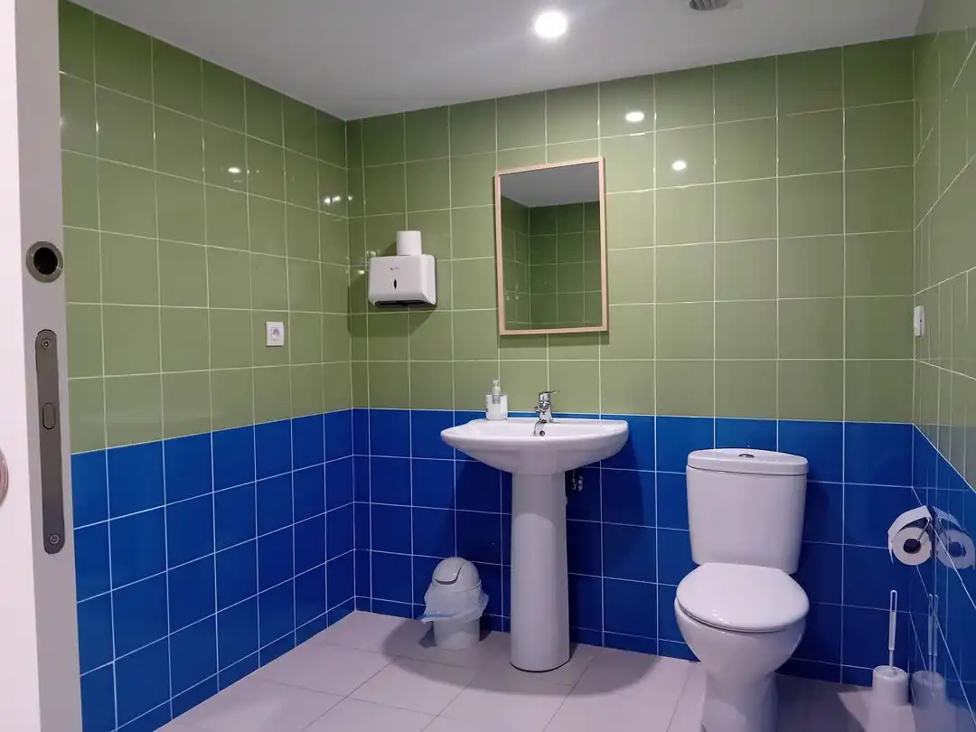Baño de Local de alquiler en  Logroño