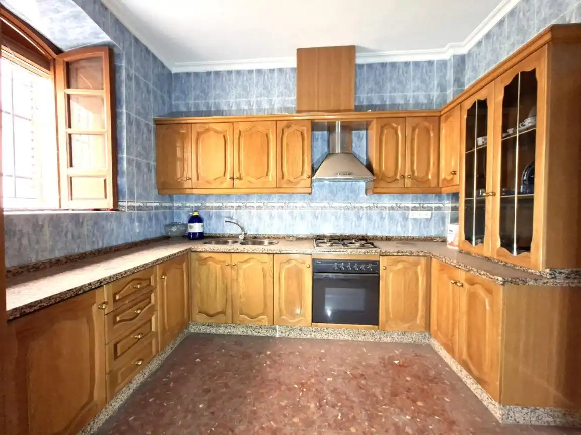 Cuina de Casa adosada en venda en Guadix amb Balcó