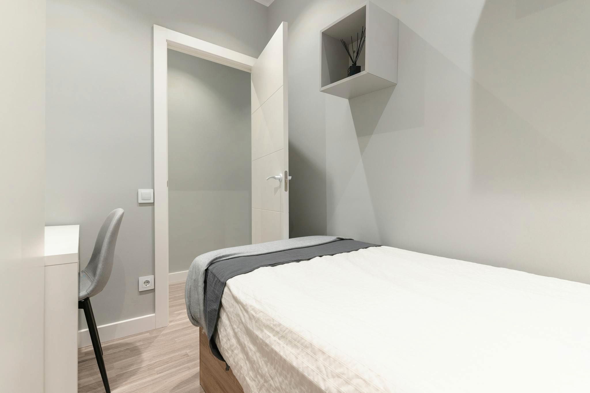 Bedroom of Flat to share in  Barcelona Capital  with Furnished, Washing machine and TV