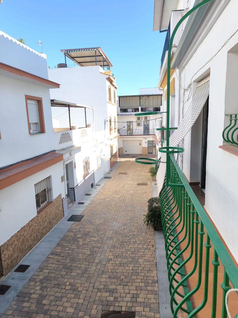 Vista exterior de Casa adosada en venda en Marbella amb Parquet, Terrassa i Forn
